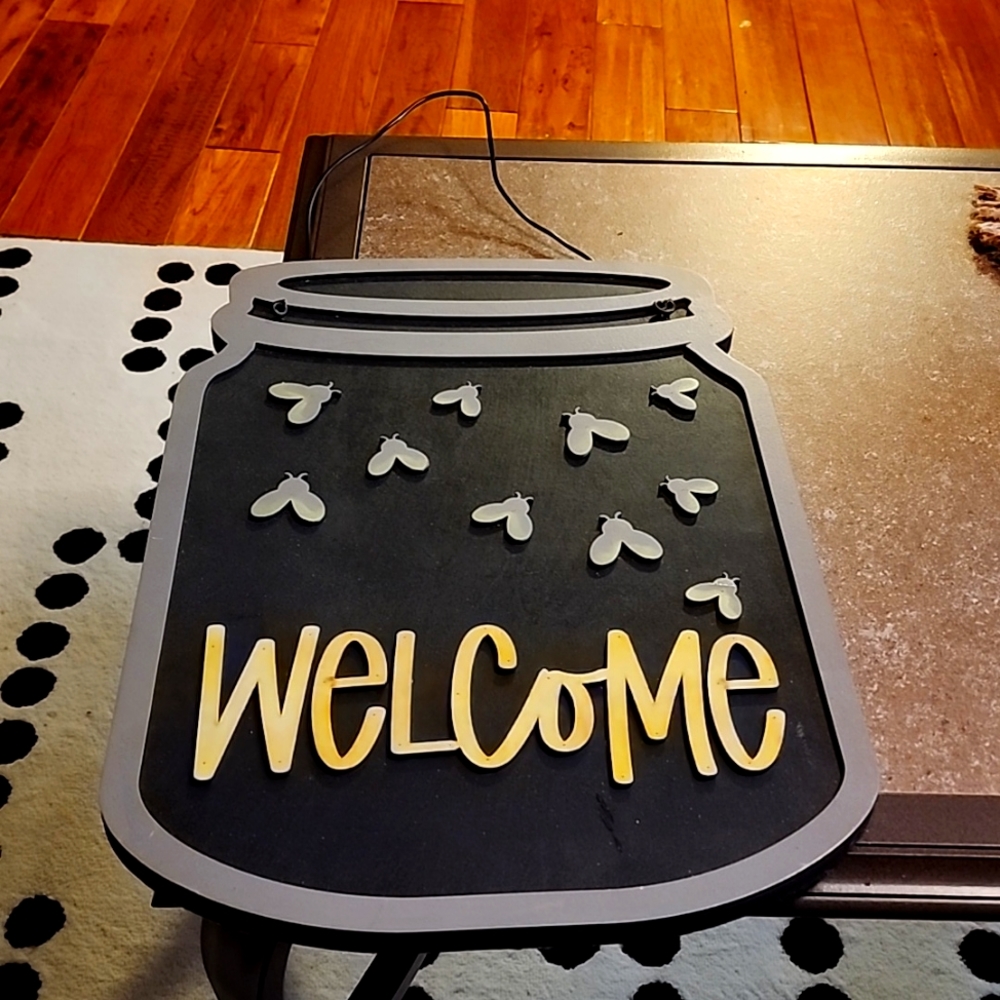 Bee Welcome sign